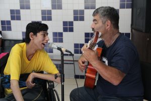 Professor Paulo Henrique Pienta cantado com aluno
