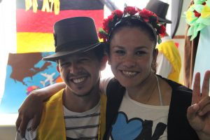 Alunos representando a cultura alemã