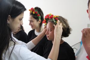 Professora preparando os alunos para apresentação