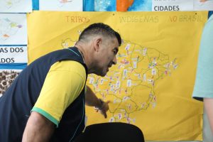 Professor Paulo Pienta demostrando o trabalho dos alunos