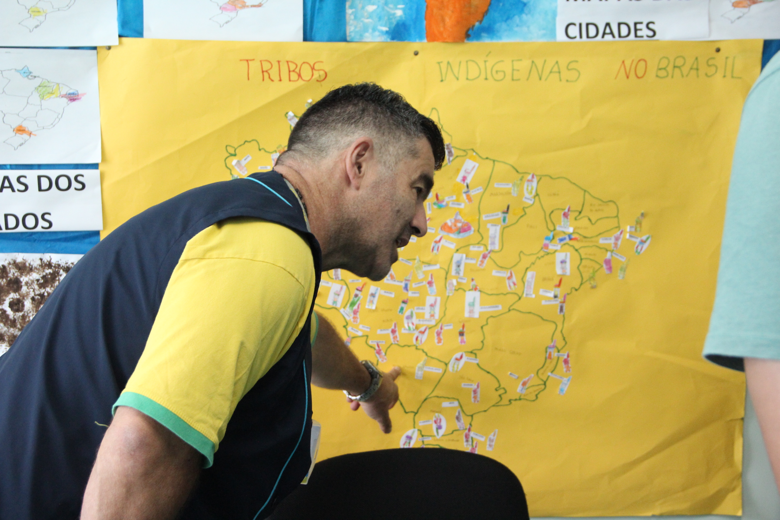 Professor Paulo Pienta demostrando o trabalho dos alunos