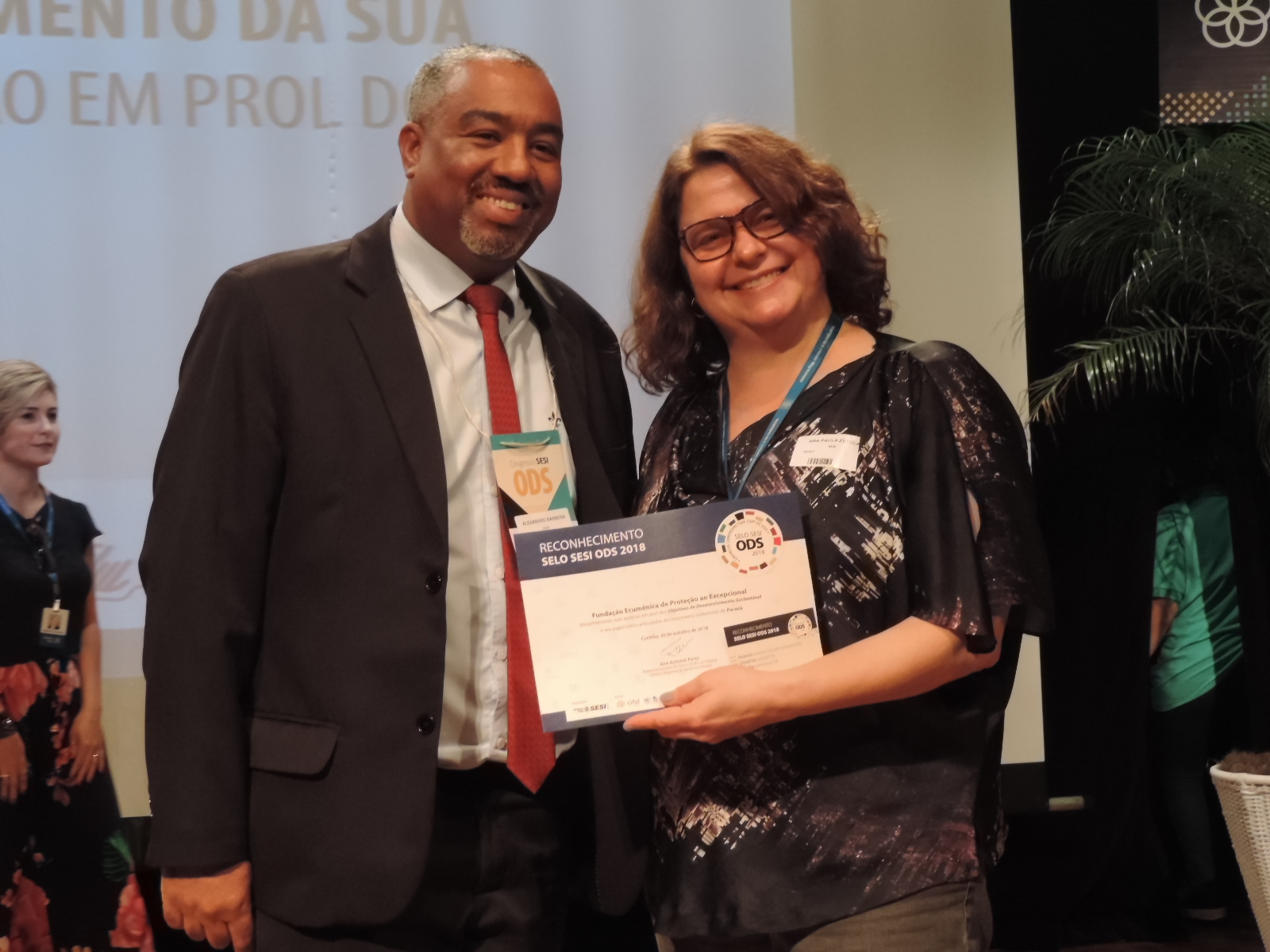 Alexandro Luiz Barbosa recebendo o certificado do Selo SESI ODS.