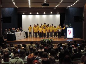 Alunos da Escola Ecumênica apresentando a música "Uma Prova de Amor" acompanhadas do Professor Paulo Pienta