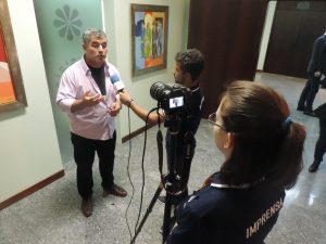 Professor Paulo Pienta concedendo uma entrevista a respeito do prêmio