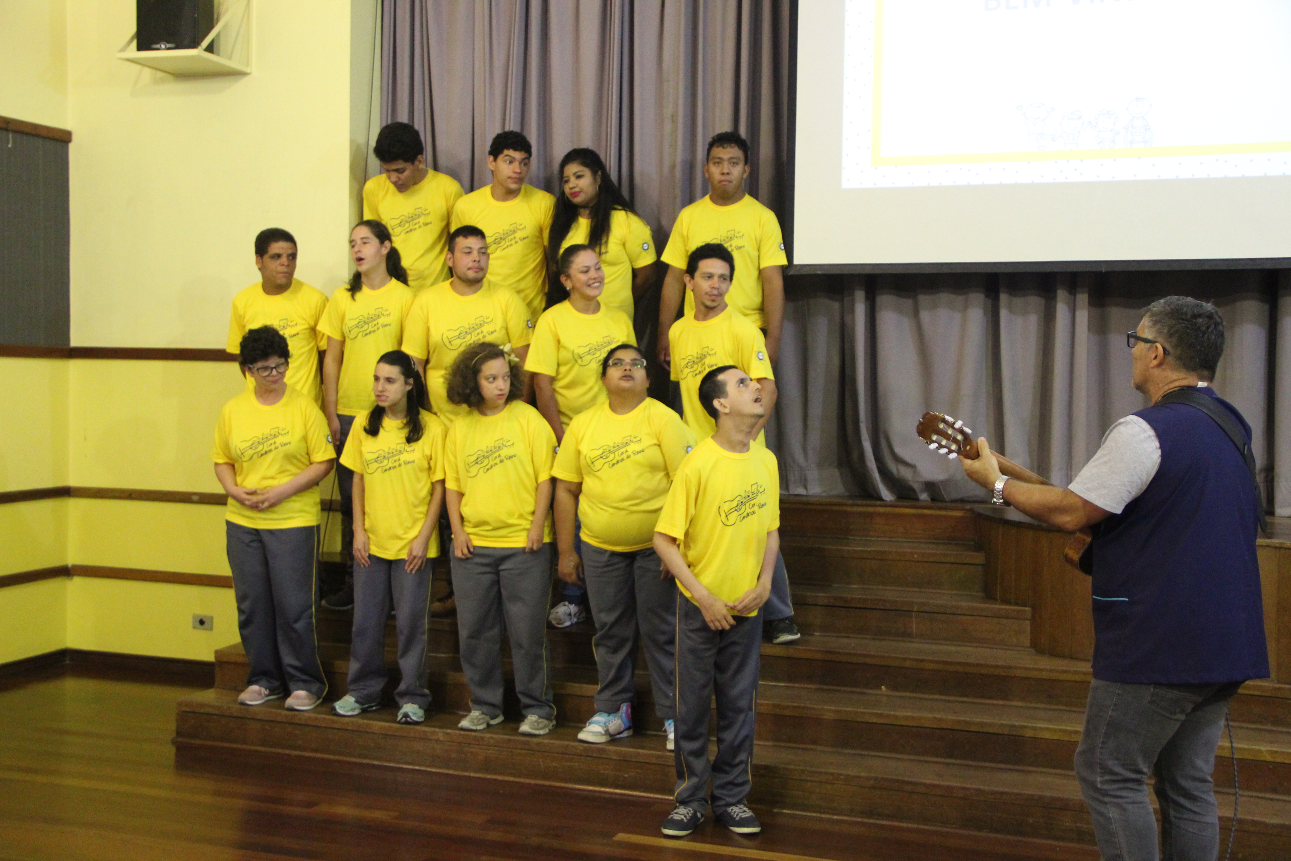 Coral “Canários do Reino”, coordenados pelo professor Paulo Pienta.