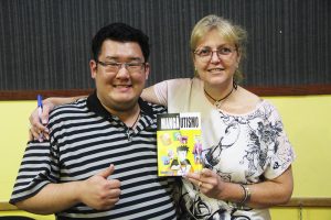Autor do Mangá, Masato Uno, e a Diretora da Escola Dinéia Urbanek