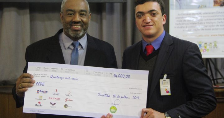 Momento da Entrega do Cheque ao presidente da FEPE, Alexandro Luiz Barbosa
