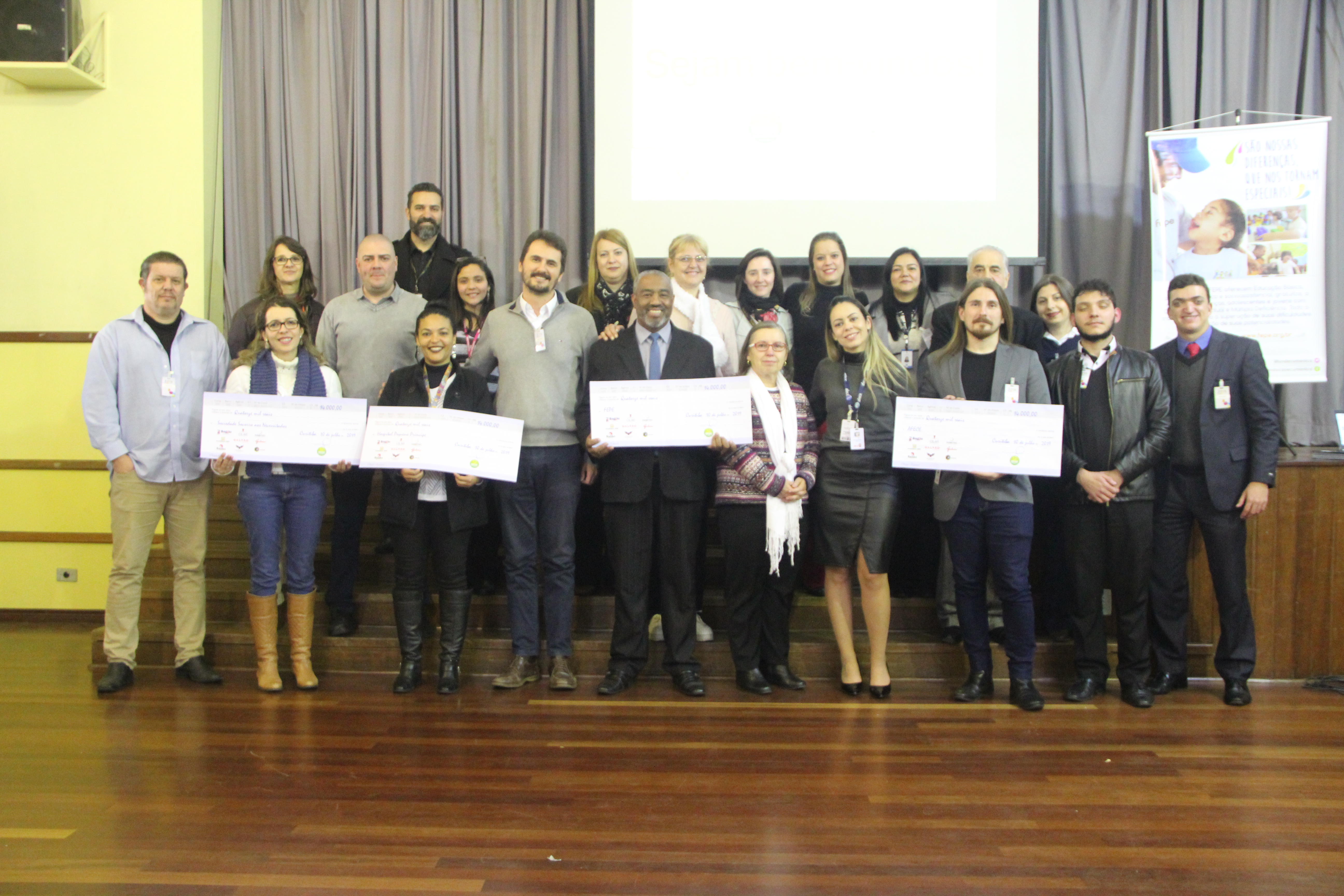 Associação Rede Solidária e os representantes das instituições beneficiadas
